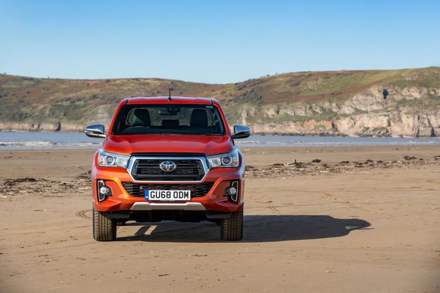  Toyota Hilux Invincible X Double Cab 2018 года  (UK) (фото 6 из 40)